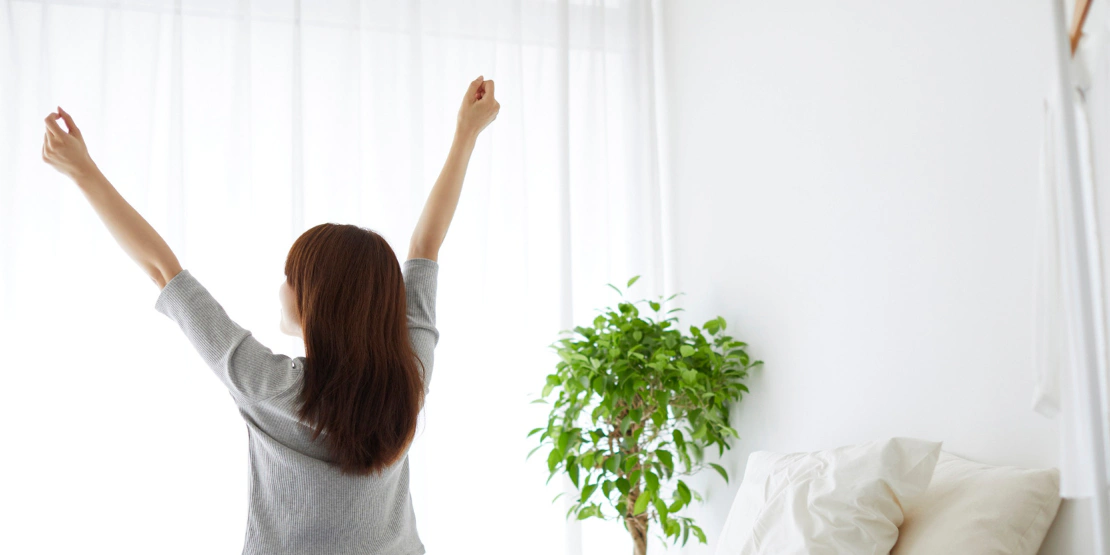 Letnji Reset: 3-Minutna Jutarnja Rutina za Energiju Bez Kafe